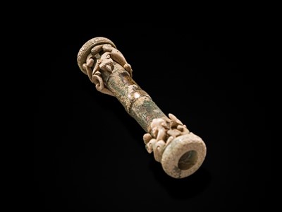 Lot 46 - A VERY RARE JADE AND BRONZE HARNESS ELEMENT, EASTERN ZHOU DYNASTY, WARRING STATES PERIOD
