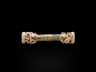 Lot 46 - A VERY RARE JADE AND BRONZE HARNESS ELEMENT, EASTERN ZHOU DYNASTY, WARRING STATES PERIOD