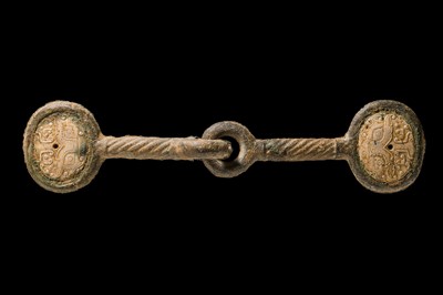 Lot 47 - A JADE AND BRONZE HORSE BIT, EASTERN ZHOU DYNASTY, 4TH-3RD CENTURY BC