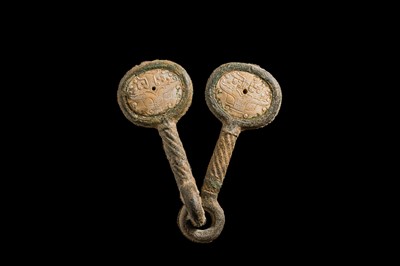 Lot 47 - A JADE AND BRONZE HORSE BIT, EASTERN ZHOU DYNASTY, 4TH-3RD CENTURY BC