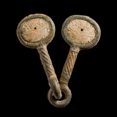 Lot 47 - A JADE AND BRONZE HORSE BIT, EASTERN ZHOU DYNASTY, 4TH-3RD CENTURY BC