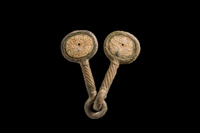 Lot 47 - A JADE AND BRONZE HORSE BIT, EASTERN ZHOU DYNASTY, 4TH-3RD CENTURY BC