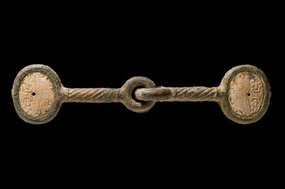 Lot 47 - A JADE AND BRONZE HORSE BIT, EASTERN ZHOU DYNASTY, 4TH-3RD CENTURY BC