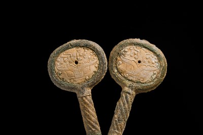 Lot 47 - A JADE AND BRONZE HORSE BIT, EASTERN ZHOU DYNASTY, 4TH-3RD CENTURY BC