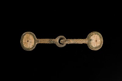 Lot 47 - A JADE AND BRONZE HORSE BIT, EASTERN ZHOU DYNASTY, 4TH-3RD CENTURY BC