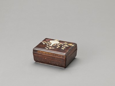 Lot 867 - A RECTANGULAR INLAID HARDWOOD BOX WITH COVER