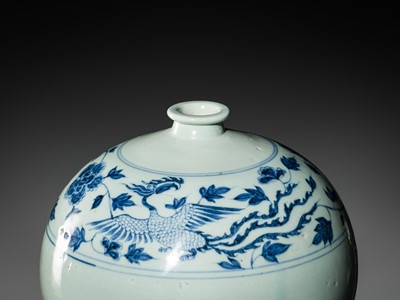 Lot 10 - AN EXCEPTIONAL AND IMPORTANT BLUE AND WHITE 'DRAGON AND PHOENIX' VASE, MEIPING, YUAN DYNASTY