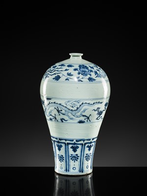 Lot 10 - AN EXCEPTIONAL AND IMPORTANT BLUE AND WHITE 'DRAGON AND PHOENIX' VASE, MEIPING, YUAN DYNASTY