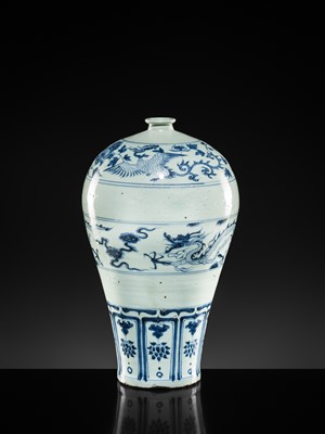 Lot 10 - AN EXCEPTIONAL AND IMPORTANT BLUE AND WHITE 'DRAGON AND PHOENIX' VASE, MEIPING, YUAN DYNASTY