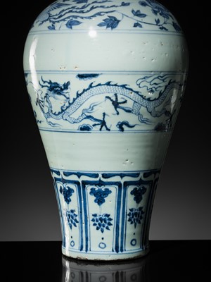 Lot 10 - AN EXCEPTIONAL AND IMPORTANT BLUE AND WHITE 'DRAGON AND PHOENIX' VASE, MEIPING, YUAN DYNASTY