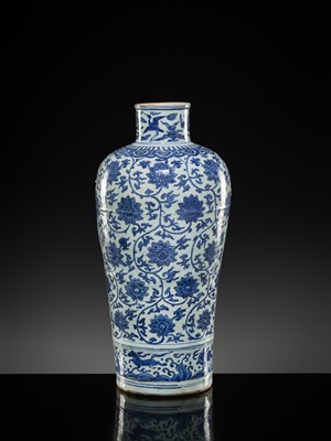 Lot 21 - A LARGE BLUE AND WHITE 'LOTUS' VASE, WANLI-TIANQI PERIOD