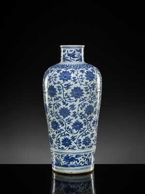 Lot 21 - A LARGE BLUE AND WHITE 'LOTUS' VASE, WANLI-TIANQI PERIOD