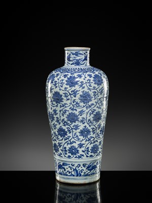 Lot 21 - A LARGE BLUE AND WHITE 'LOTUS' VASE, WANLI-TIANQI PERIOD