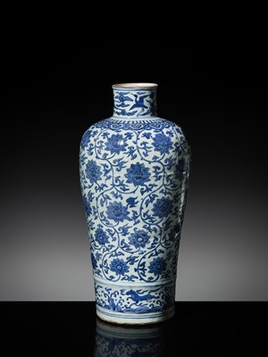 Lot 21 - A LARGE BLUE AND WHITE 'LOTUS' VASE, WANLI-TIANQI PERIOD