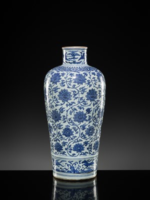 Lot 21 - A LARGE BLUE AND WHITE 'LOTUS' VASE, WANLI-TIANQI PERIOD