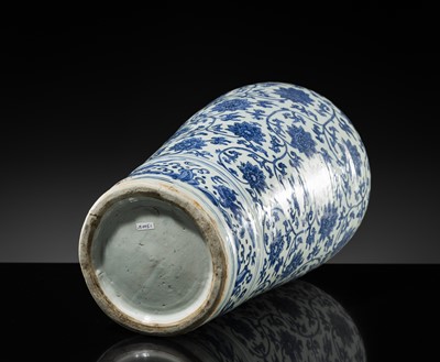 Lot 21 - A LARGE BLUE AND WHITE 'LOTUS' VASE, WANLI-TIANQI PERIOD