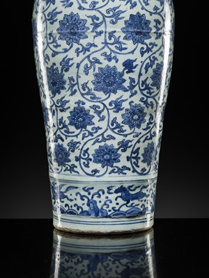 Lot 21 - A LARGE BLUE AND WHITE 'LOTUS' VASE, WANLI-TIANQI PERIOD