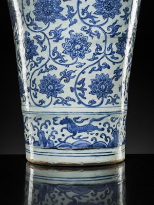 Lot 21 - A LARGE BLUE AND WHITE 'LOTUS' VASE, WANLI-TIANQI PERIOD