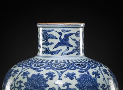 Lot 21 - A LARGE BLUE AND WHITE 'LOTUS' VASE, WANLI-TIANQI PERIOD