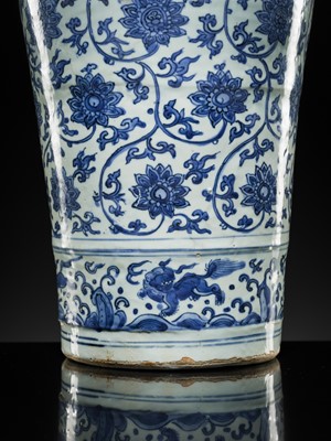 Lot 21 - A LARGE BLUE AND WHITE 'LOTUS' VASE, WANLI-TIANQI PERIOD