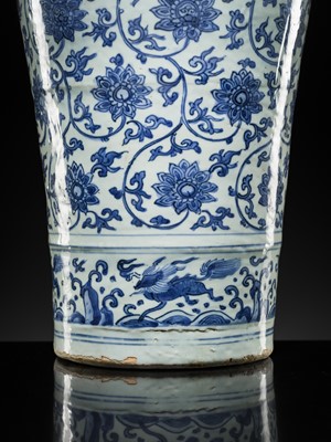 Lot 21 - A LARGE BLUE AND WHITE 'LOTUS' VASE, WANLI-TIANQI PERIOD