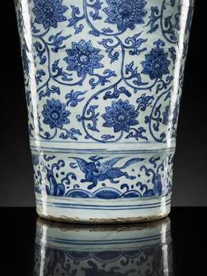 Lot 21 - A LARGE BLUE AND WHITE 'LOTUS' VASE, WANLI-TIANQI PERIOD