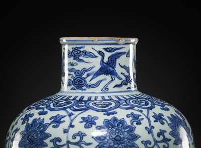 Lot 21 - A LARGE BLUE AND WHITE 'LOTUS' VASE, WANLI-TIANQI PERIOD