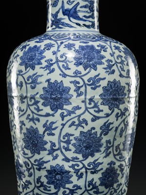Lot 21 - A LARGE BLUE AND WHITE 'LOTUS' VASE, WANLI-TIANQI PERIOD