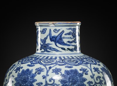 Lot 21 - A LARGE BLUE AND WHITE 'LOTUS' VASE, WANLI-TIANQI PERIOD