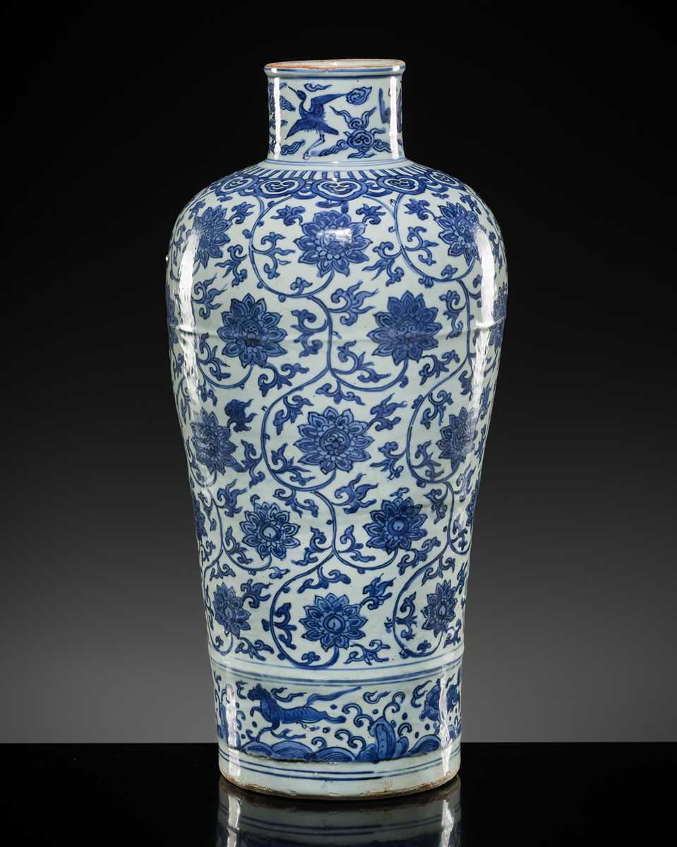 Lot 21 - A LARGE BLUE AND WHITE 'LOTUS' VASE, WANLI-TIANQI PERIOD