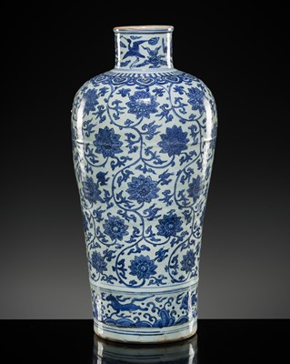 Lot 21 - A LARGE BLUE AND WHITE 'LOTUS' VASE, WANLI-TIANQI PERIOD
