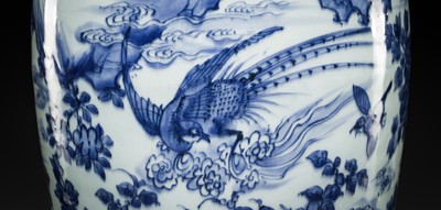 Lot 22 - A LARGE BLUE AND WHITE ‘PHEASANTS’ VASE, WANLI-TIANQI PERIOD