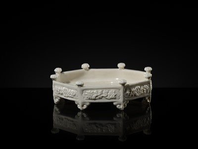 Lot 32 - A DEHUA PORCELAIN ‘MARCO POLO’ OCTAGONAL TRAY, KANGXI-EARLY YONGZHENG PERIOD