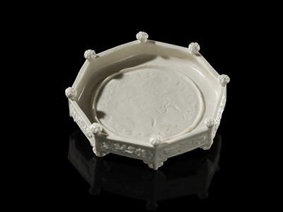 Lot 32 - A DEHUA PORCELAIN ‘MARCO POLO’ OCTAGONAL TRAY, KANGXI-EARLY YONGZHENG PERIOD