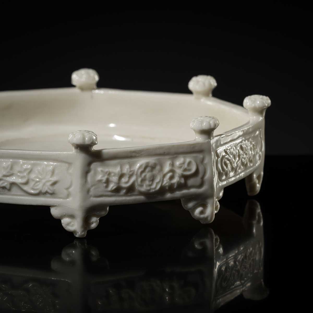 Lot 32 - A DEHUA PORCELAIN ‘MARCO POLO’ OCTAGONAL TRAY, KANGXI-EARLY YONGZHENG PERIOD