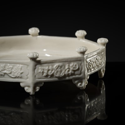 Lot 32 - A DEHUA PORCELAIN ‘MARCO POLO’ OCTAGONAL TRAY, KANGXI-EARLY YONGZHENG PERIOD