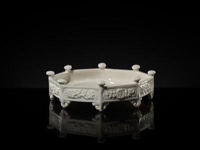Lot 32 - A DEHUA PORCELAIN ‘MARCO POLO’ OCTAGONAL TRAY, KANGXI-EARLY YONGZHENG PERIOD