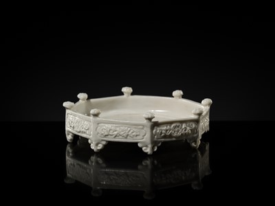 Lot 32 - A DEHUA PORCELAIN ‘MARCO POLO’ OCTAGONAL TRAY, KANGXI-EARLY YONGZHENG PERIOD
