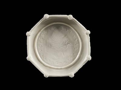 Lot 32 - A DEHUA PORCELAIN ‘MARCO POLO’ OCTAGONAL TRAY, KANGXI-EARLY YONGZHENG PERIOD