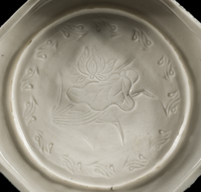 Lot 32 - A DEHUA PORCELAIN ‘MARCO POLO’ OCTAGONAL TRAY, KANGXI-EARLY YONGZHENG PERIOD