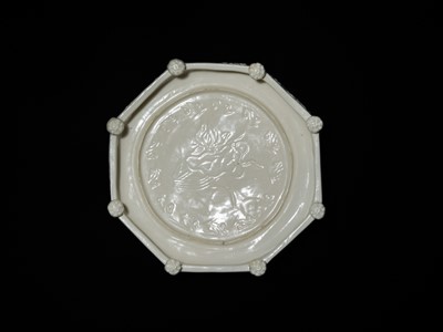 Lot 32 - A DEHUA PORCELAIN ‘MARCO POLO’ OCTAGONAL TRAY, KANGXI-EARLY YONGZHENG PERIOD