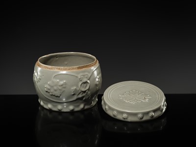 Lot 8 - A RARE LONGQUAN CELADON ‘PEONY’ BARREL-FORM JAR AND COVER, SOUTHERN SONG-YUAN DYNASTY
