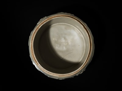 Lot 8 - A RARE LONGQUAN CELADON ‘PEONY’ BARREL-FORM JAR AND COVER, SOUTHERN SONG-YUAN DYNASTY