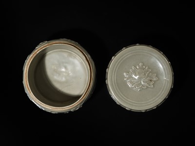 Lot 8 - A RARE LONGQUAN CELADON ‘PEONY’ BARREL-FORM JAR AND COVER, SOUTHERN SONG-YUAN DYNASTY