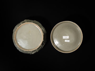 Lot 8 - A RARE LONGQUAN CELADON ‘PEONY’ BARREL-FORM JAR AND COVER, SOUTHERN SONG-YUAN DYNASTY