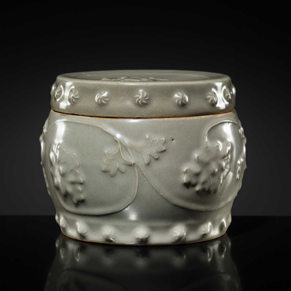 Lot 8 - A RARE LONGQUAN CELADON ‘PEONY’ BARREL-FORM JAR AND COVER, SOUTHERN SONG-YUAN DYNASTY