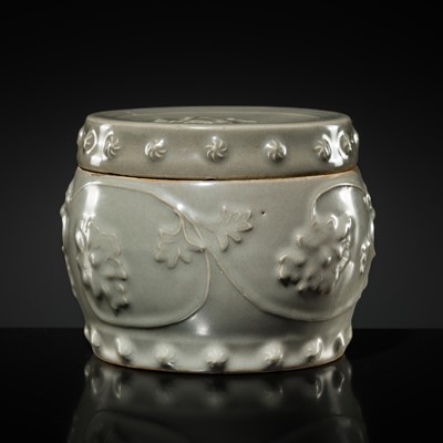 Lot 8 - A RARE LONGQUAN CELADON ‘PEONY’ BARREL-FORM JAR AND COVER, SOUTHERN SONG-YUAN DYNASTY