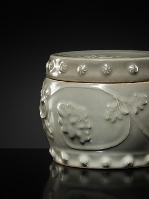 Lot 8 - A RARE LONGQUAN CELADON ‘PEONY’ BARREL-FORM JAR AND COVER, SOUTHERN SONG-YUAN DYNASTY