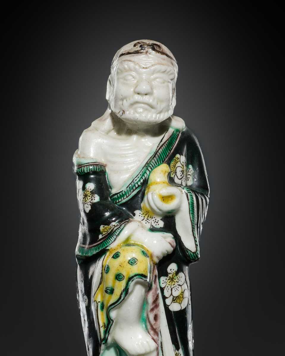 Lot 182 - A SMALL FAMILLE NOIRE BISCUIT FIGURE OF LI TIEGUAI, 18TH-19TH CENTURY