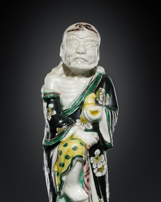 Lot 182 - A SMALL FAMILLE NOIRE BISCUIT FIGURE OF LI TIEGUAI, 18TH-19TH CENTURY